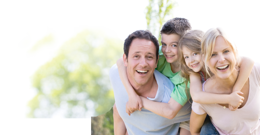 Familie die sich umarmt